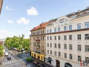 SANIERUNGSBEDÜRFTIG / 3. Stockwerk, nahe Burggasse...