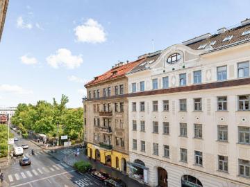 SANIERUNGSBEDÜRFTIG / 3. Stockwerk, nahe Burggasse...