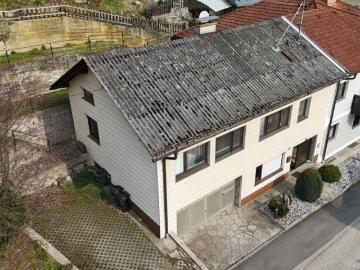 Sanierungsbedürftige Wohneinheit mit Garten, Garage &...
