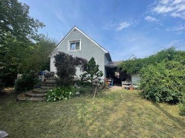 Sanierungsbedürftiges Haus mit großem diskreten Garten...