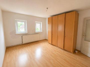 Sanierungsbedürftiges Haus mit hellen Räumen & eigenem...