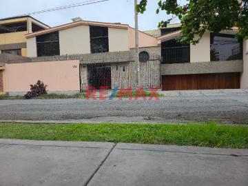 Se Vende Casa En La Molina Frente A Parque