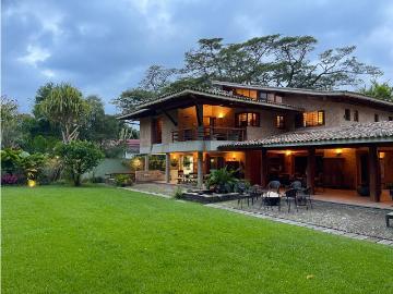 Se vende casa 2200m² 4h+s/4b+s/13e Country club