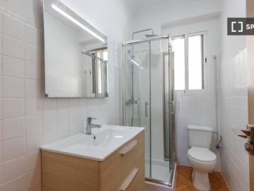 Se alquila habitación en piso compartido de 4...