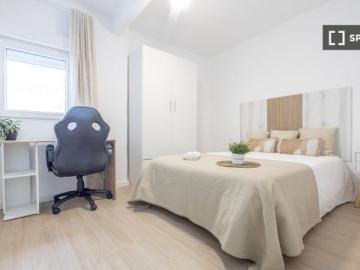 Se alquila habitación en piso compartido de 4...