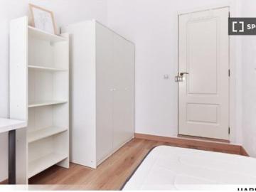 Se alquila habitación en piso compartido de 5...