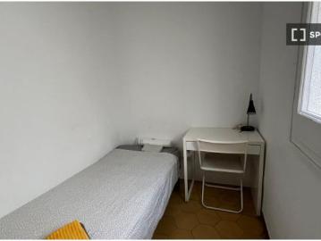Se alquila habitación en piso compartido de 5...