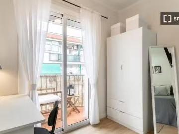 Se alquila habitación en piso de 4 dormitorios en Barcelona