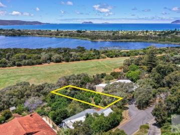 SELECT COASTAL SITE BOUNDING LAKE RESERVE ACCESS