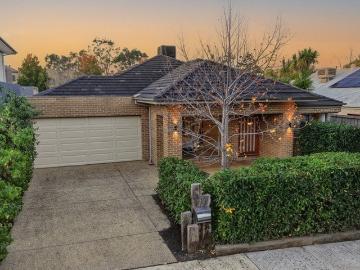 SINGLE LEVEL FAMILY LIVING ON A GENEROUS BLOCK