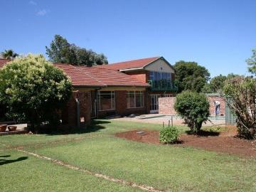 Single Rooms in Sunny Spacious House Swimming Pool