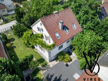 Sommer auf der Dachterrasse, Winter am Kaminofen: Haus...
