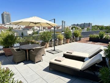 Sonnenstrahlen auf der großen Dachterrasse genießen....