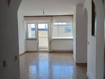 sonnige, geräumige Wohnung mit Ausblick
