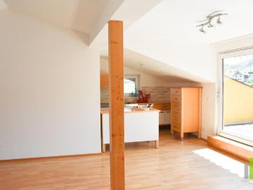 Sonnige 4 Zi Dachgeschosswohnung mit Terrasse und Balkon!