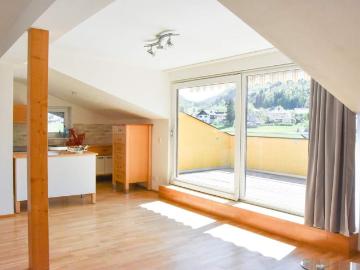 Sonnige 4 Zi Dachgeschosswohnung mit Terrasse und Balkon!