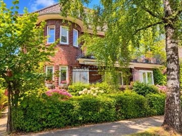 Solides Dreiparteienhaus mit Garten, Balkonen und zwei...