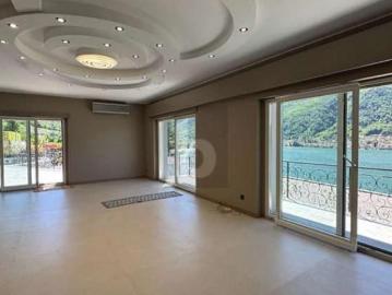 SPAZIOSA ED ELEGANTE CON PISCINA E VISTA LAGO