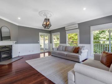 Space for Everyone: Family Home with Three Living Zones