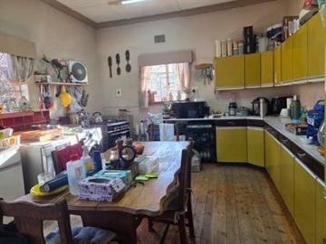 spacious 6 bedroom family home with pool
