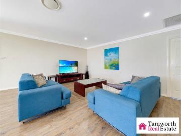 Spacious Four Bedroom Home – Furnished Convenient...