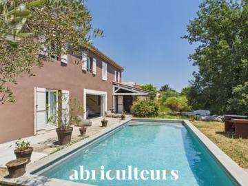 Spacieuse villa avec piscine et terrain d'environ 1...