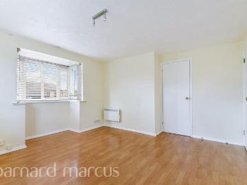 Spring Grove, MITCHAM 2 bed flat to rent £1,675 pcm £387 pw