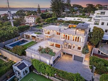 Stately Family Manor Of Unequivocal Decadence And...