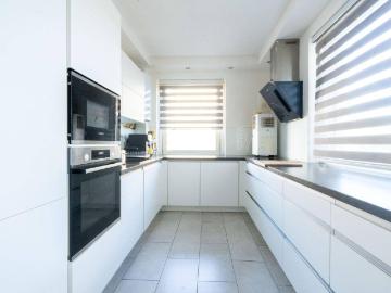 Stilvolle 4 Zimmer Wohnung mit Balkon zu kaufen, Nähe...