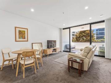 Stylish One Bedroom & Large Study in Wollongong CBD