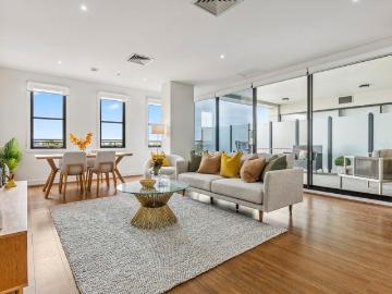Stylish Apartment with Expansive Terrace and Modern...