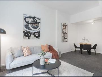 Stylish Three Level Townhouse in an Unrivalled South...