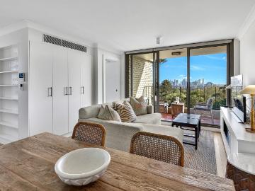 Stylishly Furnished Apartment with Iconic Harbour & City...