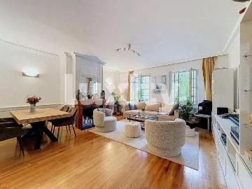 Superbe appartement place du bourg de four